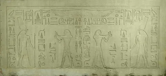 Linteau de Sésostris III représentant le Pharaon faisant des offrandes au dieu Montou, Moyen Empire